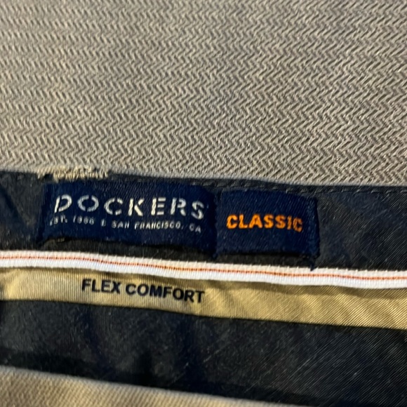 Men’s Dockers/ Khaki Size:42W/L32 note pictures for approximate measurements. - Picture 4 of 9